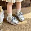 Zapatos deportivos para niños, parte superior de cuero, impermeables, estilo de entrenamiento alemán, diseño de lunares, estilo Forrest Gump, nueva colección primavera/otoño 2026, zapatos casuales para niñas, suela suave