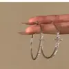 Brincos Redondos Cruzados com Diamante Inlaid Agulha de Prata Brilho Leve Alto Padrão Exquisitos Brincos Modernos Estilosos Estilo Cool para Mulheres