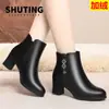 Botines de invierno para mujer, zapatos de algodón para madre, botines antideslizantes de tacón medio, botines de algodón forrados de felpa para mediana edad y ancianos, zapatos de algodón de invierno, una generación de pelo