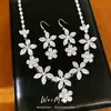 Collar con gancho para la oreja de flor tachonado de circón, cadena para la clavícula de nicho de lujo ligero de alta gama, conjunto de joyería de moda elegante, juego de dos piezas