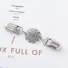 Clipe de Suéter Retro de Luxo Leve com Strass para Mulheres, Broche Acessório da Moda Versátil de Alta Qualidade Anti-Exposição