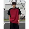 Marca Americana de Moda de Rua Cor Color Block Preto e Vermelho Camiseta de Manga Curta para Homens, Design Casual Versátil Estiloso com Ombros Acolchoados
