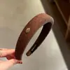 Diadema Vintage de Etiqueta Dorada de Ala Ancha para Mujer 2026 Nuevo Estilo Diadema de Alto Volumen para Lavarse la Cara, Accesorio para el Cabello Moderno y Elegante