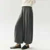Calça de malha estilo lanterna, com caimento relaxado, cintura alta, comprimento até o tornozelo, amarração por botões na cintura, usada como peça externa, calça casual e solta para mulheres