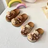 Sandalias cómodas de estilo slip-on con temática de gato de dibujos animados para niños pequeños y niños pequeños, nuevo estilo 2026, calzado de exterior estilo Birkenstock, sandalias de media pantufla antideslizantes para niñas