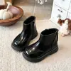 Novas Botas para Meninas Outono Inverno 2026 Infantil Dr. Botas Curtas Martens para Menina com Plus Veludo Estilo Britânico Sapatos Estilosos Versáteis