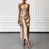 Vestido de noite elegante de um ombro só sem mangas com cintura marcada em cetim plissado, novo estilo transfronteiriço europeu e americano para mulheres, 2026