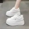 Sapatos Brancos Sapatos Femininos 2026 Outono Novo Estilo Moda Sola Grossa Aumentador de Altura Celebridade da Internet Mais Vendidos Versátil Casual Esportes Tênis de Plataforma