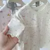 Algodón clase A apto para la piel Conjunto de dos piezas de verano para niños, top de manga corta y shorts, estampado de dibujos animados para bebé, ropa de casa transpirable