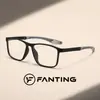 Gafas rectangulares planas estilo deportivo para mujer y hombre, disponibles en negro, rojo, negro-gris, gris y naranja, con ranuras verticales y patillas caladas, a la moda y adecuadas para el uso diario, con lentes transparentes