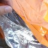 Fabricantes PE impermeable de primeros auxilios para exteriores portátil desechable grueso aislamiento viento frío poncho para senderismo spot