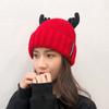 Gorro rojo navideño con astas para mujer, cálido gorro de lana gruesa con bufanda de invierno y protección para los oídos, gorro de punto resistente al frío.