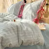 Estilo Ins, fresco e delicado, com amarrações de fita e um design de gaze dupla camada, um popular conjunto de cama de quatro peças, um conjunto de capa de edredom de três peças doce e feminino