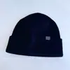 Modioso Gorro de Punto Versátil y Cálido con Etiqueta de Cuero para Mujer, Nuevo Gorro de Invierno a Prueba de Viento, Gorro de Lana Elegante de Color Sólido