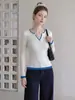 Top de capa base de punto blanco de dos piezas estilo coreano con mangas largas, colección otoño 2026, bloques de color, hombro normal, cuello en V, para mujer
