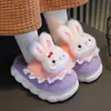 Pantuflas de algodón para niños, zapatos de algodón para niñas, felpa gruesa cálida estilo padre-hijo, pantuflas de algodón de conejo de dibujos animados, en stock para dropshipping