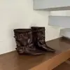 Botas de moda em couro, versáteis e estilosas, com saltos grossos, design novo, fivela estilo francês feminina, bico quadrado, coleção outono 2026, adequadas para combinar com calças, estilo cavaleiro