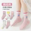 Calcetines de estilo ins para gatitos 2026 nuevos de temporada de dibujos animados lindos de caña media, calcetines de algodón absorbentes de sudor estilo coreano para niños al por mayor
