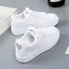 Novos Sapatos Femininos Primavera e Verão 2022 Couro PU Respirável Estilo Esportivo Sapatos Casuais Tênis Estudante Sapatos Brancos Ins Cano Baixo