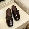 Mules estilo francés de piel plisada tipo Mary Jane para mujer, zapatos planos sin tacón con tira tejida poco profunda