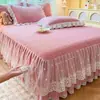 Faldón de Cama Acolchado de Terciopelo de Leche Pieza Única 2024 Nuevo Estilo Princesa Invierno Encaje Terciopelo de Coral Engrosado Colcha Juego de Tres Piezas