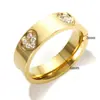 Anillo de acero inoxidable en forma de corazón de venta caliente europea y americana para mujer, chapado en oro de 18 quilates, sin decoloración, con garras y taladro, pulsera simple de amor, venta al por mayor
