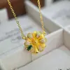 Collar de Flor Hueca Esmeralda de Gama Alta de Nicho con Cadena para Clavícula de Flor Chapada en Oro Arena Estilo Vintage, Regalo para Novia