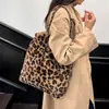 Otoño e Invierno Estampado de Leopardo Moda Felpa Elegante Bolso Tote de Gran Capacidad Bolso de Hombro Nuevo de Moda Bolso Versátil