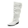 Botas apiladas blancas de punta para mujer con hebilla de cinturón, botas de montar de caña alta, nuevo estilo otoño e invierno 2026, tacón grueso, botas largas plisadas