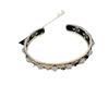 Pulsera de circonitas de cuatro pétalos de estilo lujoso y ligero para mujer, elegante y súper brillante, con un toque retro de alta gama.