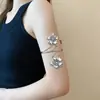Pulseira de Braço Flor Borboleta Vazada Mais Vendida da Amazon, Pulseira Aberta Ajustável Cravejada de Diamantes, Joia de Mão Estilo Feriado Europeu e Americano