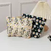 Bolsa de cosméticos lavable bordada con flor de margarita refrescante transfronteriza para mujer, estuche para lápices simple portátil, gran capacidad, estilo japonés, literario y artístico