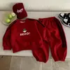 Novo Conjunto Esportivo Infantil Primavera e Outono 2026 Novo Conjunto de Moletom Falso de Duas Peças com Letras para Meninos Moda Casual
