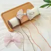 Fita de Ráfia com Cauda de Peixe de 4cm com Bordas Onduladas em Cor Contrastante, Fita para Buquê de Flores, Fita de Cetim, Embalagem, Material para Laço Artesanal