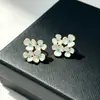 Brincos simples em formato de pequeno cacho de flores em tom prateado com centro de flor turquesa azul, delicados e elegantes para o dia a dia, brincos com pino de prata 925 para mulheres