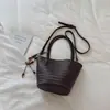 Bolsa de gran capacidad para la axila, bolsa de color liso, bolso tote con patrón tejido nuevo para principios de otoño de 2026, bolso tipo cesta simple de un solo hombro