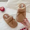 Chinelos de algodão fofos para mulheres, com design de laço, adequados para outono e inverno, com forro de fleece adicional para maior aquecimento e uma sola antiderrapante para uso interno.. Novo estilo 2026