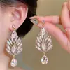 Aretes de aguja plateada con diamantes, borlas geométricas de perlas, ultra brillantes, lujosos y exquisitos, personalizados y elegantes, aretes de alta gama