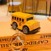Juguete de coche de aleación creativa de retroceso llavero de coche de dibujos animados colgante para mochila escolar estudiante regalo pequeño para parejas venta al por mayor