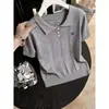 2026 Camiseta Cinza de Manga Curta Mais Vendida para Mulheres, Top de Malha Versátil Slim-Fit com Gola Polo para o Verão