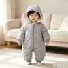 Macacão novo para bebê, roupa de algodão para recém-nascidos, quente e espesso para outono e inverno, adequado para uso externo, macacão para engatinhar