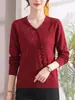 Novo suéter estilo chinês para mães, novo modelo outono e inverno, gola V, bordado tridimensional, cor sólida, estilo chinês tradicional, cardigã de tricô vermelho vintage