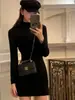Bolsa de Quadril de Tricô da Moda Vestido Novo Outono e Inverno Feminino Vestido Suéter para Homens Pequenos Gola Alta Base Interna Vestido Preto Pequeno