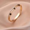 Pulsera coreana de trébol de cuatro hojas de acero de titanio de alta calidad con diamantes para mujer, pulsera de moda Joker de lujo ligero, fabricantes de joyería al por mayor
