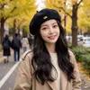 Boina de lana estilo japonés para mujer para otoño e invierno con logotipo metálico, versátil y elegante, hace que la cara se vea más pequeña, gorra de vendedor de periódicos vintage
