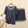 Conjunto de dos piezas de camiseta de manga corta de modal para verano con cuello redondo y encaje en contraste, y shorts de cintura alta, atuendo de moda holgado talla grande