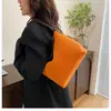 Bolsa Feminina Retro de Camurça Japonesa e Coreana Outono e Inverno Novo Estilo Patchwork Versátil Bolsa de Ombro de Mão Bolsa de Axila Cáqui Laranja