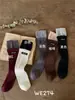 WE274 Calcetines de estilo coreano para niñas hasta la pantorrilla, 26 calcetines nuevos para niños otoño/invierno, puño de canalé doble con bloques de color y etiqueta de tela, calcetines largos para bebé