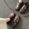 Zapatos de Lona Estilo Británico con Suela Gruesa para Mujer 2026 Otoño Versión Coreana Hebilla Metálica Velcro Punta Redonda Zapatos Pequeños de Cuero Zapatos Individuales