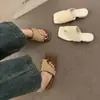 Sandalias de paja tejida tipo vacation, cuadradas, con clip metálico, slip-on para mujer, nuevas sandalias de diseño de nicho con suela plana